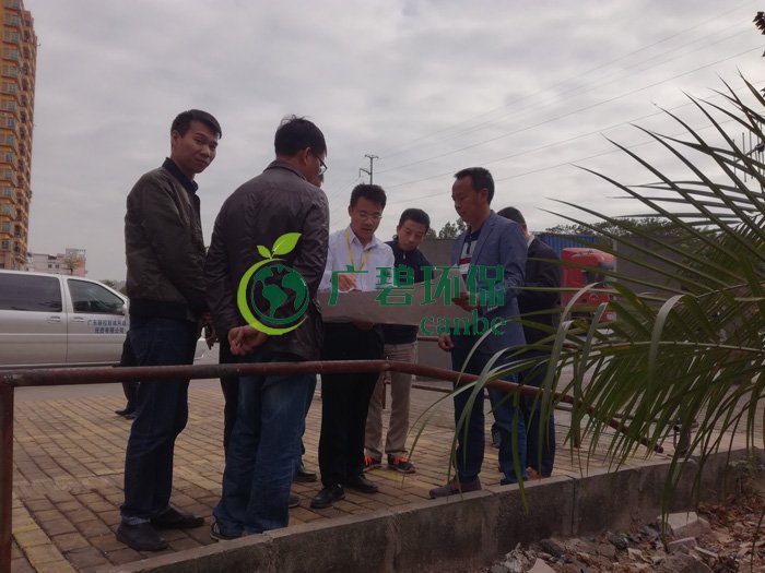 大良街道、順控環(huán)保水務等領導到金陡涌黑臭水體治理現(xiàn)場視察工作(圖2)